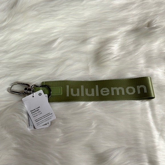 LULULEMON | Never Lost Keychain - Picture 3 of 7